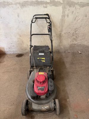 une image d'une tondeuse à gazon garée dans un garage