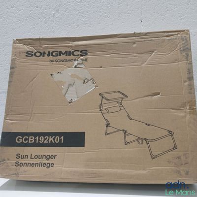 une boîte en carton sur laquelle est représentée une chaise longue