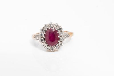Bague ovale en rubis et diamants