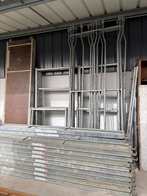 Echafaudage comprenant :20 plateaux2 plateaux à trappe10 garde corps10 - Photo 1