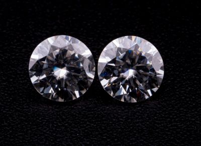 une paire de diamants ronds taille brillant sur fond noir