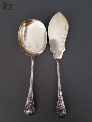 deux cuillères et un repose-cuillère posés sur une surface noire