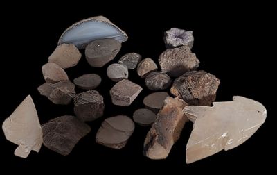 Un ensemble de minéraux dont agate, quartz et géode