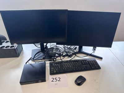 deux écrans d'ordinateur et un clavier sur un bureau