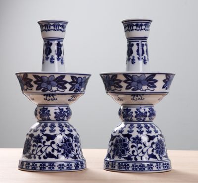 CHINE. Paire de porte-cierges en porcelaine à décor floral e…