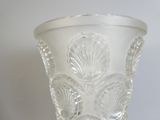 un vase en verre orné d'un motif de coquillage