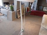 une image d'un salon avec un canapé et une lampe