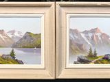 Deux tableaux représentant des montagnes et un lac sont accrochés au mur
