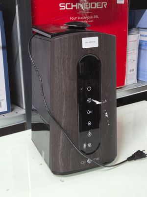 une photo d'une enceinte noire et grise posée sur une table