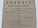 un vieux document sur lequel figurent des inscriptions noires, posé sur une table