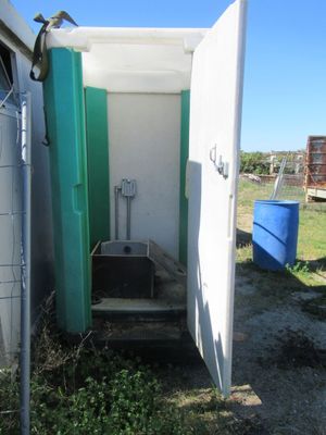 des toilettes situées au milieu d'un jardin