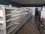 de nombreuses étagères vides au milieu d'un magasin