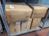 beaucoup de cartons empilés sur une étagère