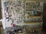 de nombreux articles sur les étagères du magasin