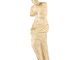 une image représentant une statue de femme debout sur un piédestal