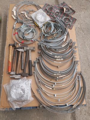un grand nombre d'outils posés sur une table