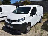 deux camionnettes blanches garées l'une à côté de l'autre dans un parking
