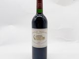 une bouteille de vin posée sur une table