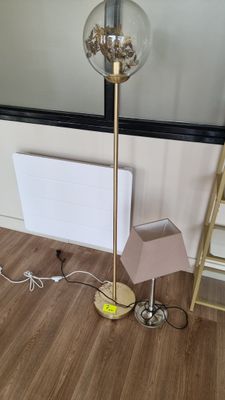 Lot composé d'une lampe sur pied et d'une lampe de bureau en… - Photo 1