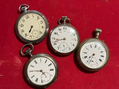 trois types différents de montres de poche sur un fond rouge
