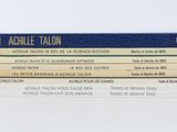 trois livres empilés sur une surface blanche