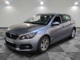 la voiture grise est garée dans le garage sur un sol en damier