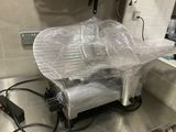 une machine emballée dans du plastique, posée sur un comptoir