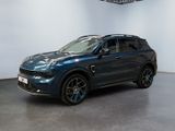 Le SUV bleu est garé dans une grande pièce aux murs blancs.