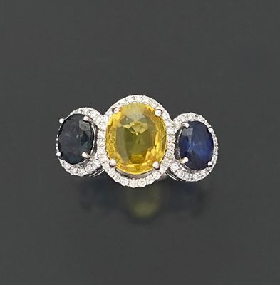 Bague en or gris 18K 750 millièmes ornée d’un saphir jaune (…