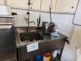 une cuisine équipée d'un évier et d'un lave-linge