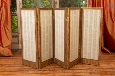 un paravent composé de trois panneaux