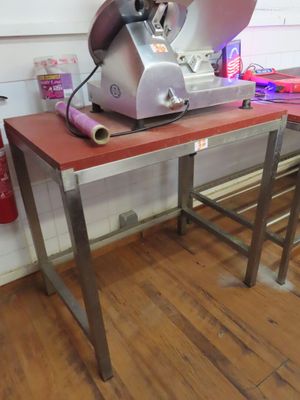 une machine posée sur une table dans une pièce