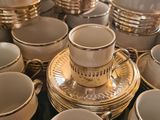 plusieurs tasses et soucoupes posées sur une table