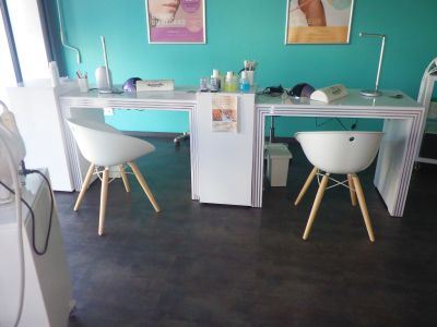 deux chaises blanches et un bureau dans une pièce