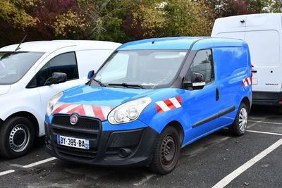deux camionnettes garées l'une à côté de l'autre dans un parking