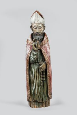 une statue représentant un homme barbu vêtu d'une robe