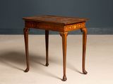 une image d'une petite table avec un plateau et des pieds en bois