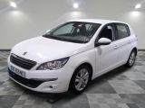 la voiture blanche est garée sur un sol en damier dans le garage