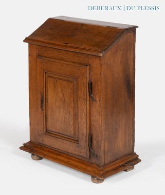 une vieille armoire en bois avec une porte et un tiroir au-dessus