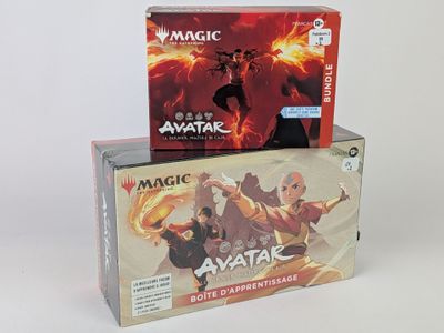 Deux boîtes de cartes « Magic : The Gathering » sont empilées l'une sur l'autre.