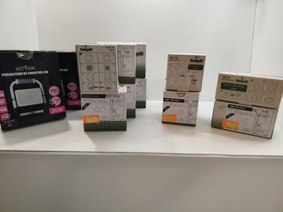 plusieurs boîtes contenant des appareils électroniques posées sur un plan de travail blanc