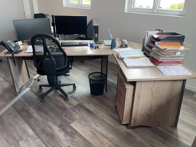 un bureau avec une chaise et un ordinateur dessus