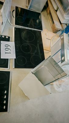 beaucoup d'appareils électroménagers posés à même le sol