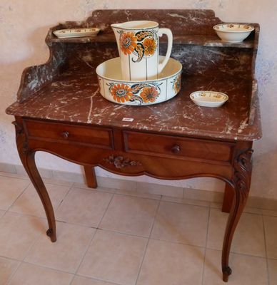 une table sur laquelle sont posés un bol et une tasse