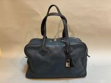 un sac à main en cuir bleu orné d'une petite étiquette