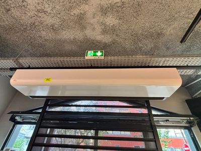 climatiseur fixé au plafond d'un bâtiment