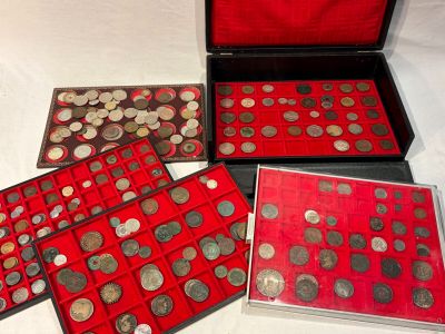beaucoup de pièces dans un coffret rouge posé sur une table