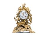 une horloge en or posée sur une table