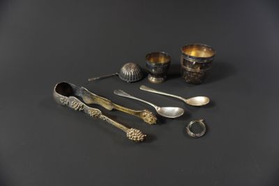 beaucoup de cuillères en argent et de cuillères sur une table