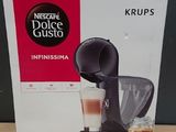 emballage d'une cafetière posée sur une table en bois